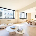 Lease Mobility L Champs-elysee & Eiffel View L Triplex 2br & Rooftop * Paryż